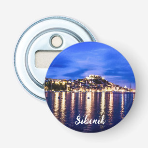 Leuchtender Hafen in Sibenik, Kroatien Flaschenöffner