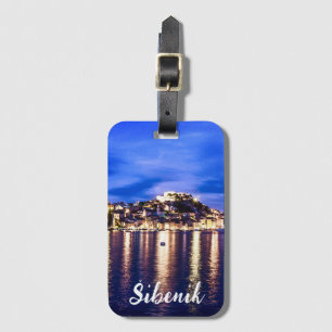 Leuchtender Hafen in Sibenik, Kroatien Gepäckanhänger