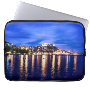 Leuchtender Hafen in Sibenik, Kroatien Laptopschutzhülle