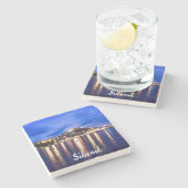 Leuchtender Hafen in Sibenik, Kroatien Steinuntersetzer (Seitenansicht)