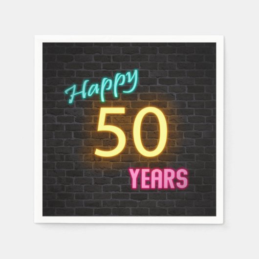 leuchtendes 50 Neonzeichen an der Backsteinwand Serviette (Vorderseite)