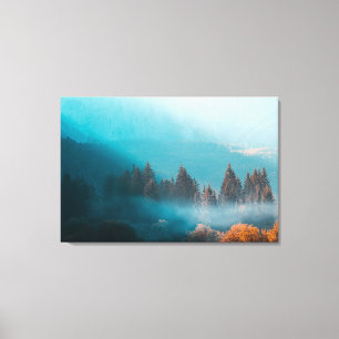 Leuchtendes Licht auf nebligen Herbstwald Leinwanddruck