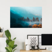 Leuchtendes Licht auf nebligen Herbstwald Poster (Heimbüro)