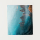 Leuchtendes Licht auf nebligen Herbstwald Wandteppich (Vorderseite)