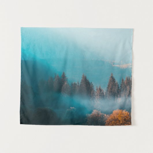 Leuchtendes Licht auf nebligen Herbstwald Wandteppich (Vorderseite (Horizontal))