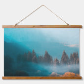 Leuchtendes Licht auf nebligen Herbstwald Wandteppich Mit Holzrahmen (Vorne)