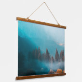 Leuchtendes Licht auf nebligen Herbstwald Wandteppich Mit Holzrahmen (Gewinkelt)