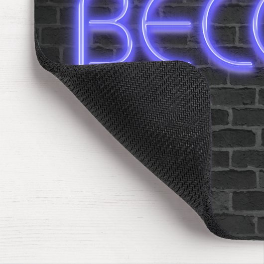 leuchtendes Neon BECOME-Schild auf Backstein Mousepad (Ecke)