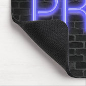 leuchtendes Neon PRAY-Schild auf Backstein Mousepad (Ecke)