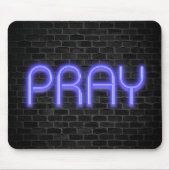 leuchtendes Neon PRAY-Schild auf Backstein Mousepad (Vorne)