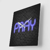 leuchtendes Neon PRAY-Schild auf Backstein Quadratische Wanduhr (Winkel)