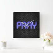 leuchtendes Neon PRAY-Schild auf Backstein Quadratische Wanduhr (Zuhause)