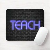 leuchtendes Neon-TEACH-Schild auf Backstein Mousepad (Mit Mouse)