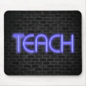 leuchtendes Neon-TEACH-Schild auf Backstein Mousepad (Vorne)