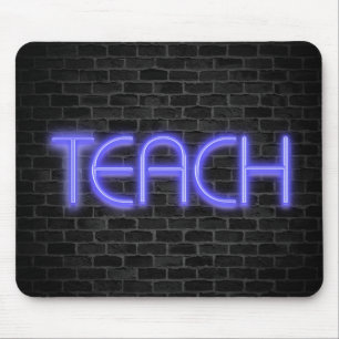 leuchtendes Neon-TEACH-Schild auf Backstein Mousepad