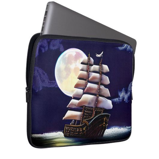 Leuchtendes Schiff auf dem Ozean unter dem Mond Laptopschutzhülle (Vorne Rechts)