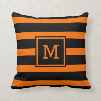 Leuchtorange-und Schwarz-gestreiftes Monogramm Kissen