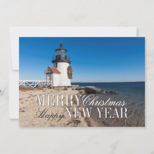 Leuchtturm am Strand mit einem Weihnachtskranz Feiertagskarte