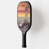Leuchtturm an der Küste mit rosa und orangefarbene Pickleball Schläger (Links)
