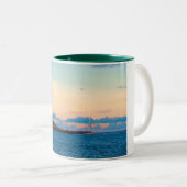 Leuchtturm an der Sonnenuntergang-Tasse Zweifarbige Tasse (VorderseiteRechts)