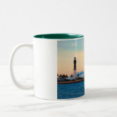 Leuchtturm an der Sonnenuntergang-Tasse Zweifarbige Tasse (Links)