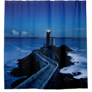 Leuchtturm an der Wand im Ozean in der Nacht Duschvorhang