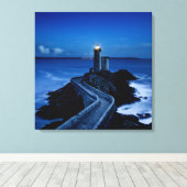 Leuchtturm an der Wand im Ozean in der Nacht Leinwanddruck (Insitu (Holzboden))