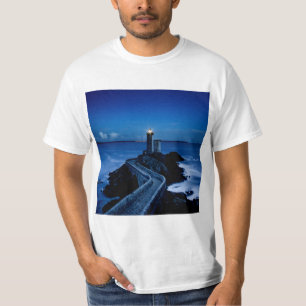Leuchtturm an der Wand im Ozean in der Nacht T-Shirt