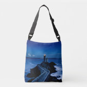 Leuchtturm an der Wand im Ozean in der Nacht Tragetaschen Mit Langen Trägern (Vorderseite)