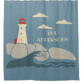 Leuchtturm an einer felsigen Küste Duschvorhang (Vorderseite)