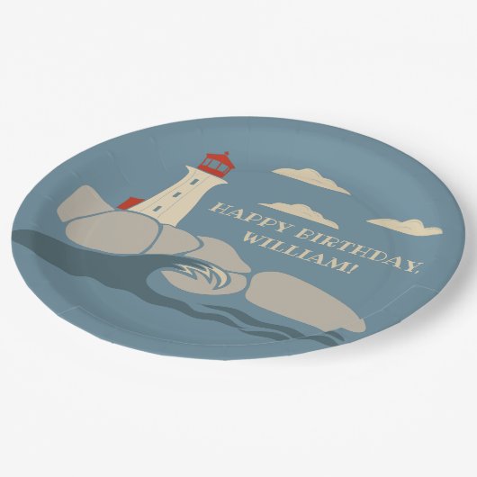 Leuchtturm an einer felsigen Küste Pappteller (Schrägansicht)