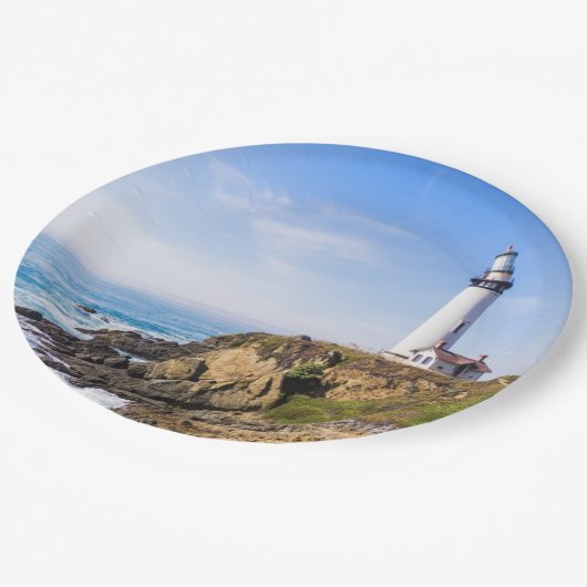 Leuchtturm auf dem hellblauen Himmel, weißer Ozean Pappteller (Schrägansicht)