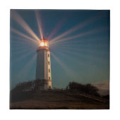 Leuchtturm auf einem Hügel, der nachts glänzt Fliese (Vorderseite)