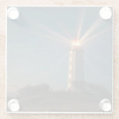 Leuchtturm auf einem Hügel, der nachts glänzt Glasuntersetzer (Rückseite)