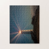 Leuchtturm auf einem Hügel, der nachts glänzt Puzzle (Vertikal)