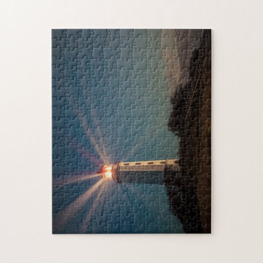 Leuchtturm auf einem Hügel, der nachts glänzt Puzzle (Vertikal)