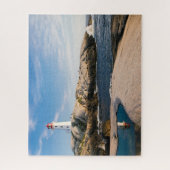 Leuchtturm auf Felsen mit Blick auf den Ozean Puzzle (Vertikal)