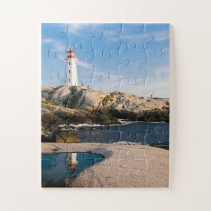 Leuchtturm auf Felsen mit Blick auf den Ozean Puzzle