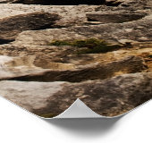 Leuchtturm auf Felsen mit hellen Balken Poster (Ecke)