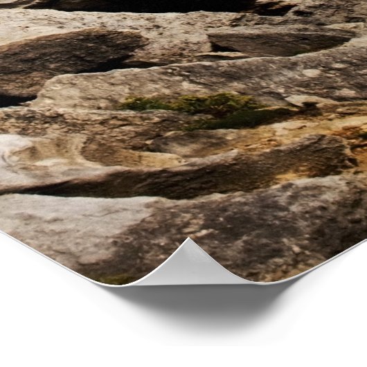 Leuchtturm auf Felsen mit hellen Balken Poster (Ecke)