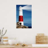 Leuchtturm auf Felsen mit hellen Balken Poster (Küche)