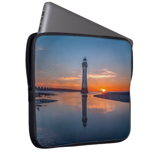 Leuchtturm bei Sonnenaufgang Laptopschutzhülle (Vorne Rechts)