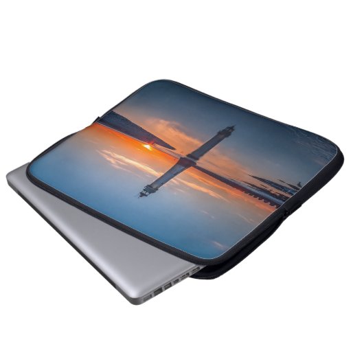 Leuchtturm bei Sonnenaufgang Laptopschutzhülle (Vorne Knopf)