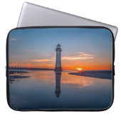 Leuchtturm bei Sonnenaufgang Laptopschutzhülle (Vorderseite)