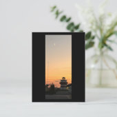 Leuchtturm bei Sonnenuntergang mit Mondpostkarte Postkarte (Stehend Vorderseite)