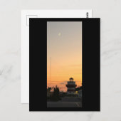 Leuchtturm bei Sonnenuntergang mit Mondpostkarte Postkarte (Vorne/Hinten)