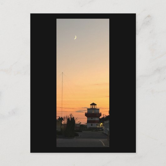 Leuchtturm bei Sonnenuntergang mit Mondpostkarte Postkarte (Vorderseite)