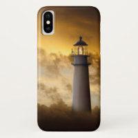 Leuchtturm, der unter drastischen Himmel glüht