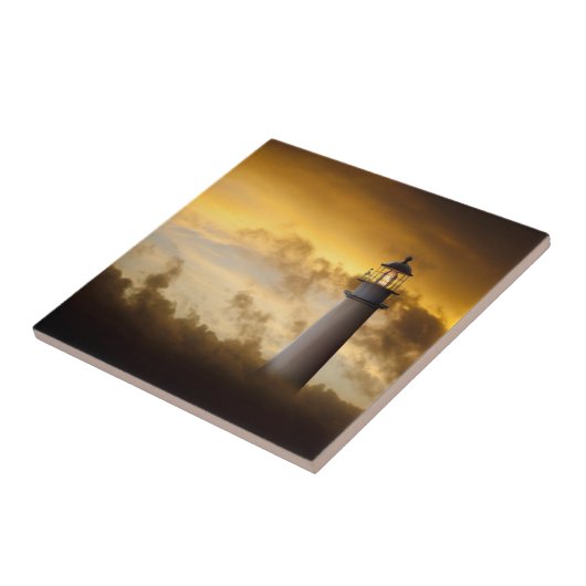 Leuchtturm, der unter drastischen Himmel glüht Fliese (Seite)