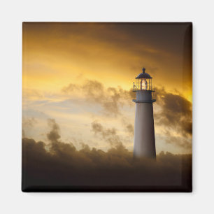 Leuchtturm, der unter drastischen Himmel glüht Magnet